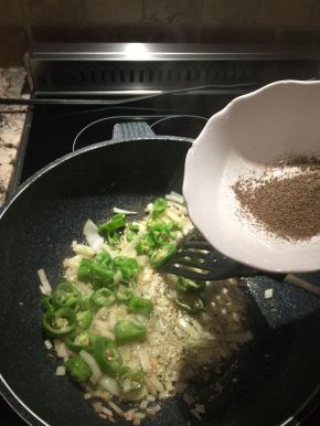 加青椒圈翻炒，放入适量黑胡椒粉入味