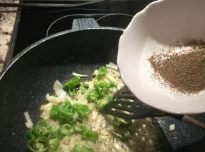 加青椒圈翻炒，放入适量黑胡椒粉入味