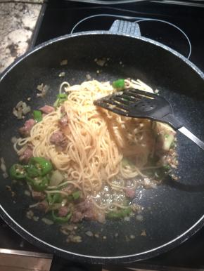 倒入切好的牛肉倒入炒锅翻炒，炒至8成熟加入煮好的意面