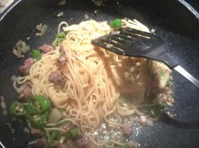 倒入切好的牛肉倒入炒锅翻炒，炒至8成熟加入煮好的意面