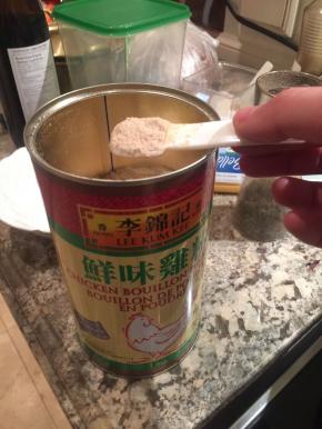 翻炒至熟，加少许鸡精调味，出锅