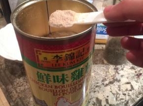 翻炒至熟，加少许鸡精调味，出锅