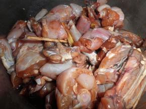 田鸡去皮洗净，加入适量盐、味精、生抽、料酒、花椒和淀粉，搅拌均匀，放入冰箱中腌制半个小时