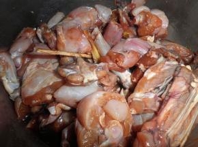田鸡去皮洗净，加入适量盐、味精、生抽、料酒、花椒和淀粉，搅拌均匀，放入冰箱中腌制半个小时
