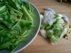 青瓜、莴笋切条，芹菜切段、葱姜蒜切末备用