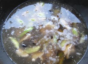 油锅烧热，把葱姜蒜放入炒香，加1勺豆瓣酱，炒香后加水，煮开后放泡椒和酸豆角