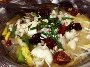 水烧开后，放入切好的青瓜、莴笋条，煮熟后捞出放于碗底，再加田鸡肉煮熟