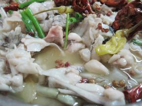 煮熟后倒入盆中，撒上红辣椒，放入花椒，热油淋上，香气扑鼻