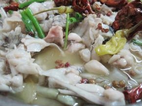煮熟后倒入盆中，撒上红辣椒，放入花椒，热油淋上，香气扑鼻