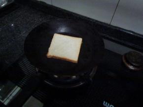 用剩下的油煎下面包片