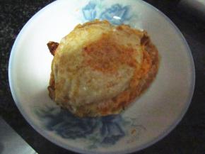 鸡蛋煎成荷包蛋，放在面包片上