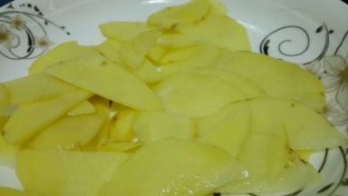 将土豆去皮洗净，切成片状，泡在水中防止氧化