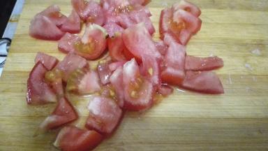 将番茄洗净切成片状，大蒜切成蒜末