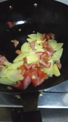 放入切好的番茄，加少许的盐，将西红柿炒出汁水