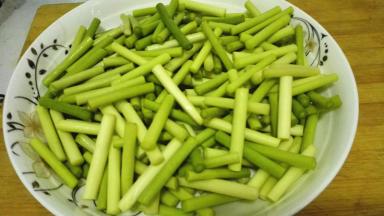 将蒜苔去掉根部，洗净切成段备用