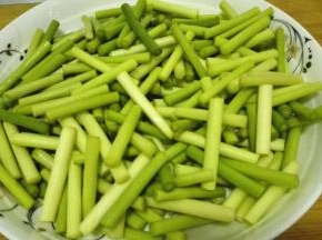 将蒜苔去掉根部，洗净切成段备用