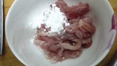 猪肉洗净切成丝，用淀粉加少量的水搅拌均匀