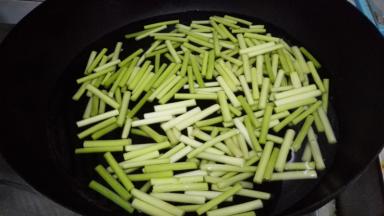 锅内加水，放入切好的蒜苔，煮5分钟，捞出沥干水分