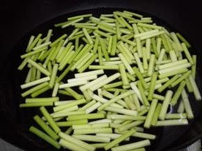 锅内加水，放入切好的蒜苔，煮5分钟，捞出沥干水分
