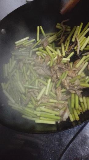 加入蒜苔和生抽翻炒均匀