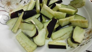 将茄子洗净切成条状，大蒜切成蒜末