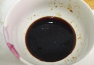将生抽，白糖，醋，盐，料酒放入碗中，调成鱼香汁，可根据自己口味添加调料