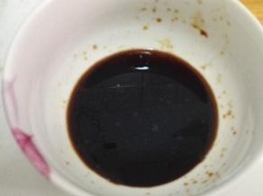 将生抽，白糖，醋，盐，料酒放入碗中，调成鱼香汁，可根据自己口味添加调料
