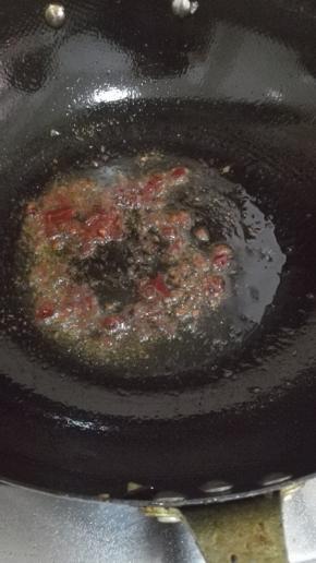 锅内留底油，加热，放入豆瓣酱，小火炒出红油