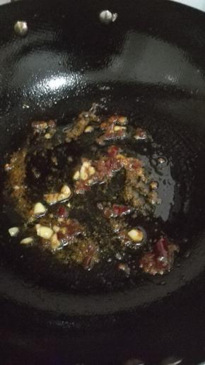 加入蒜瓣炒出香味