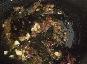 加入蒜瓣炒出香味