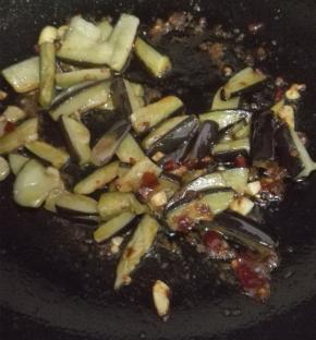 将过油的茄子放入锅内翻炒均匀