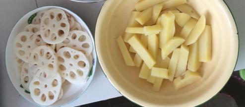 土豆和藕去皮，土豆切条，藕切片，洋葱洗净切丝