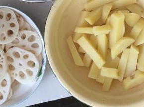 土豆和藕去皮，土豆切条，藕切片，洋葱洗净切丝