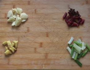 姜蒜切成块，干辣椒和葱切成小段