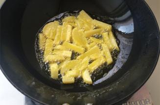 锅内多放一点油，油温七分热放入土豆条，炸至金黄即可捞出