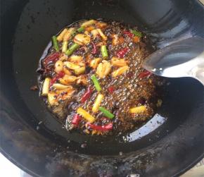锅内留底油，放入葱姜蒜和干辣椒小火爆香