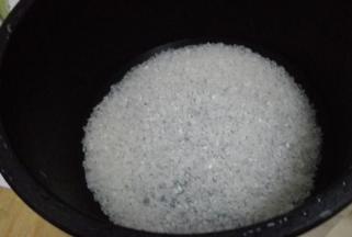 米饭淘洗干净，添水浸泡20分钟