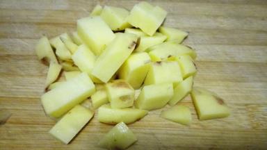 土豆去皮洗净，切成块状备用