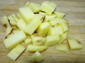 土豆去皮洗净，切成块状备用