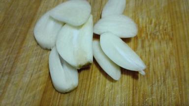 大蒜切成片状