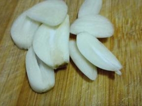 大蒜切成片状