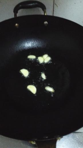 锅内放油加热，放入大蒜爆香