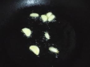锅内放油加热，放入大蒜爆香