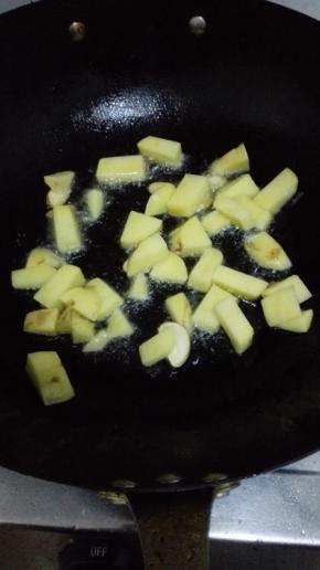 放入土豆块，翻炒至表面金黄