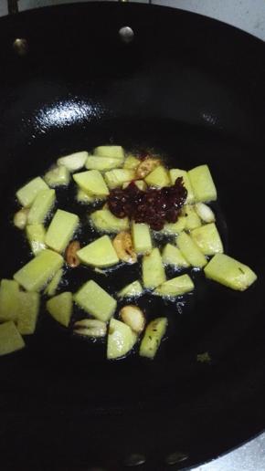 放入郫县豆瓣酱。小火翻炒出香味