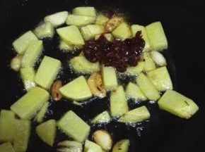 放入郫县豆瓣酱。小火翻炒出香味