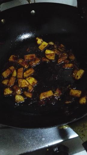 加入生抽，老抽，料酒和糖翻炒均匀