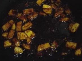 加入生抽，老抽，料酒和糖翻炒均匀
