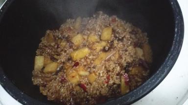 电饭锅煮好后将饭搅拌均匀，继续焖十分钟