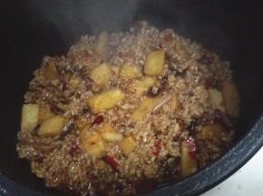 电饭锅煮好后将饭搅拌均匀，继续焖十分钟